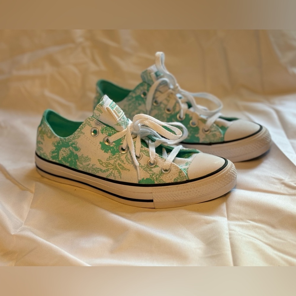 🌿✨ NWOT Converse Low-Top Women’s Sneakers🌿✨